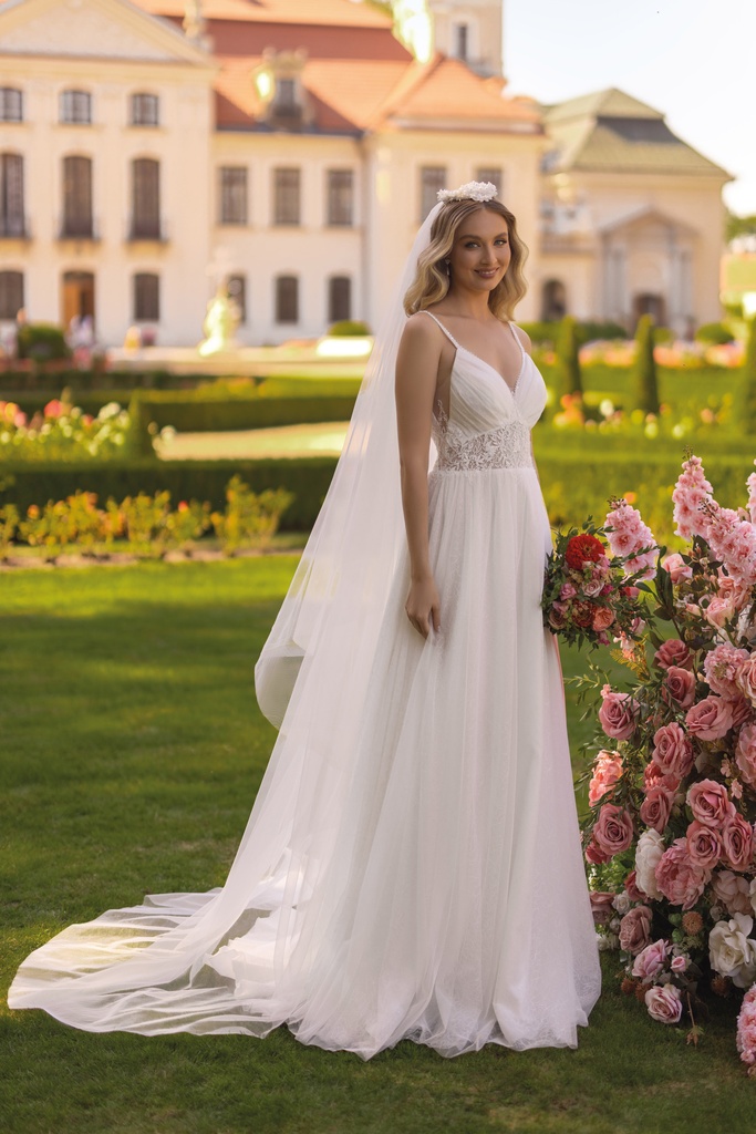 V09 veil with wreath